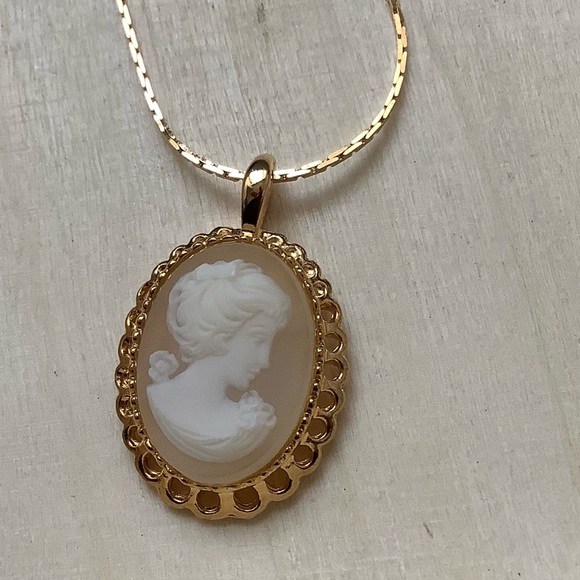 Vintage tonal cream cameo pendant necklace RIGHT FACING - Picture 4 of 9
